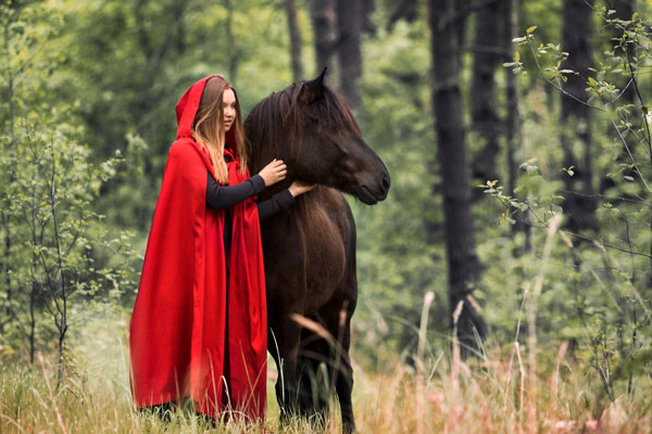Rotkäppchen mit Pferd
